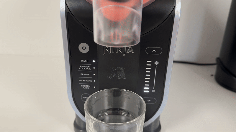Ninja Slushi FS301EU 5 Ninja Slushi pouring